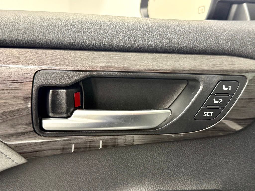 Used 2026 Toyota Highlander Limited image 19