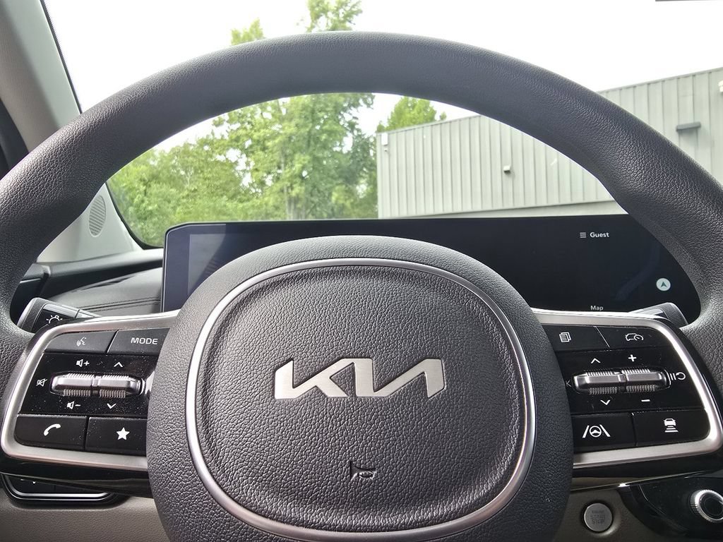 Used 2026 Kia Carnival LX FWD image 25