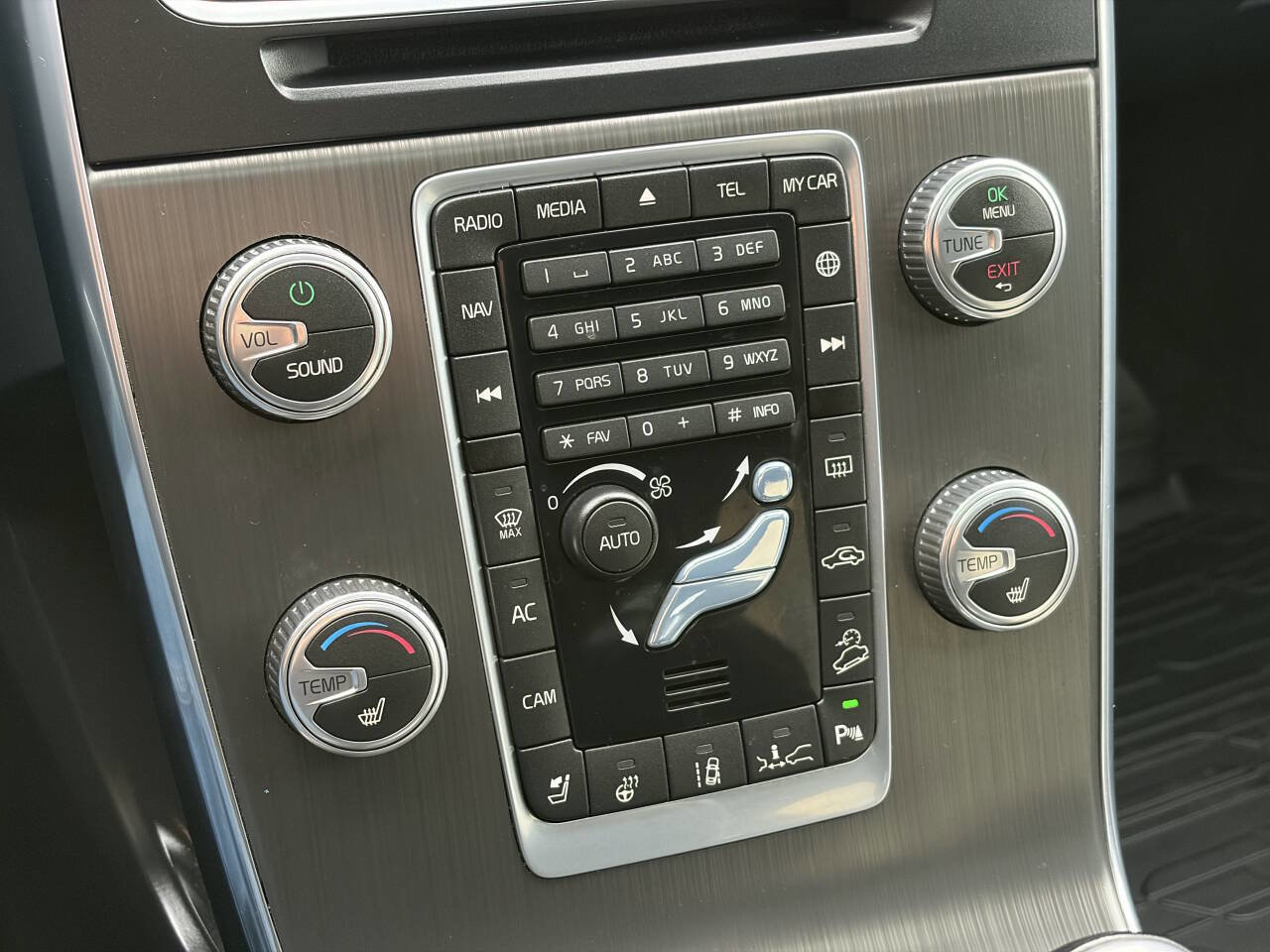 Used 2016 Volvo V60 T5 Cross Country Platinum w/ Climate Package image 31