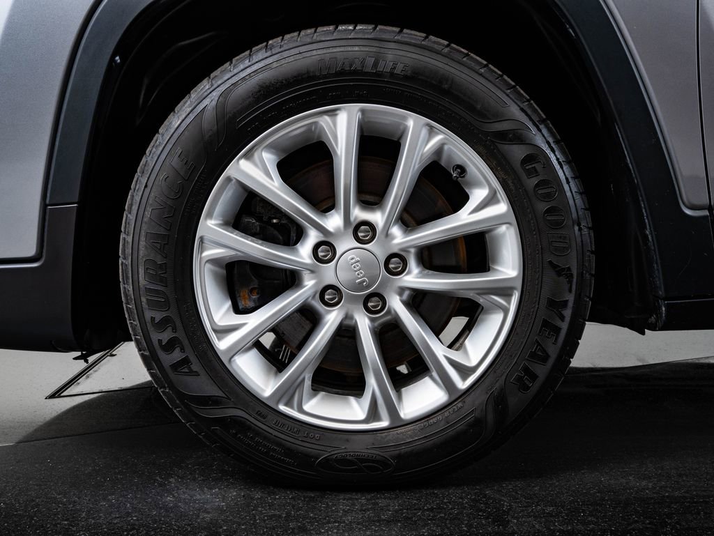 Used 2019 Jeep Cherokee Latitude w/ Popular Appearance Group image 13