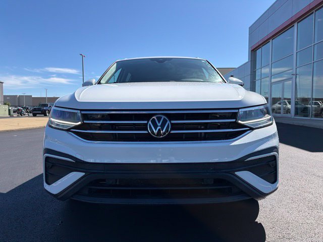 Used 2024 Volkswagen Tiguan SE AWD/4WD image 2