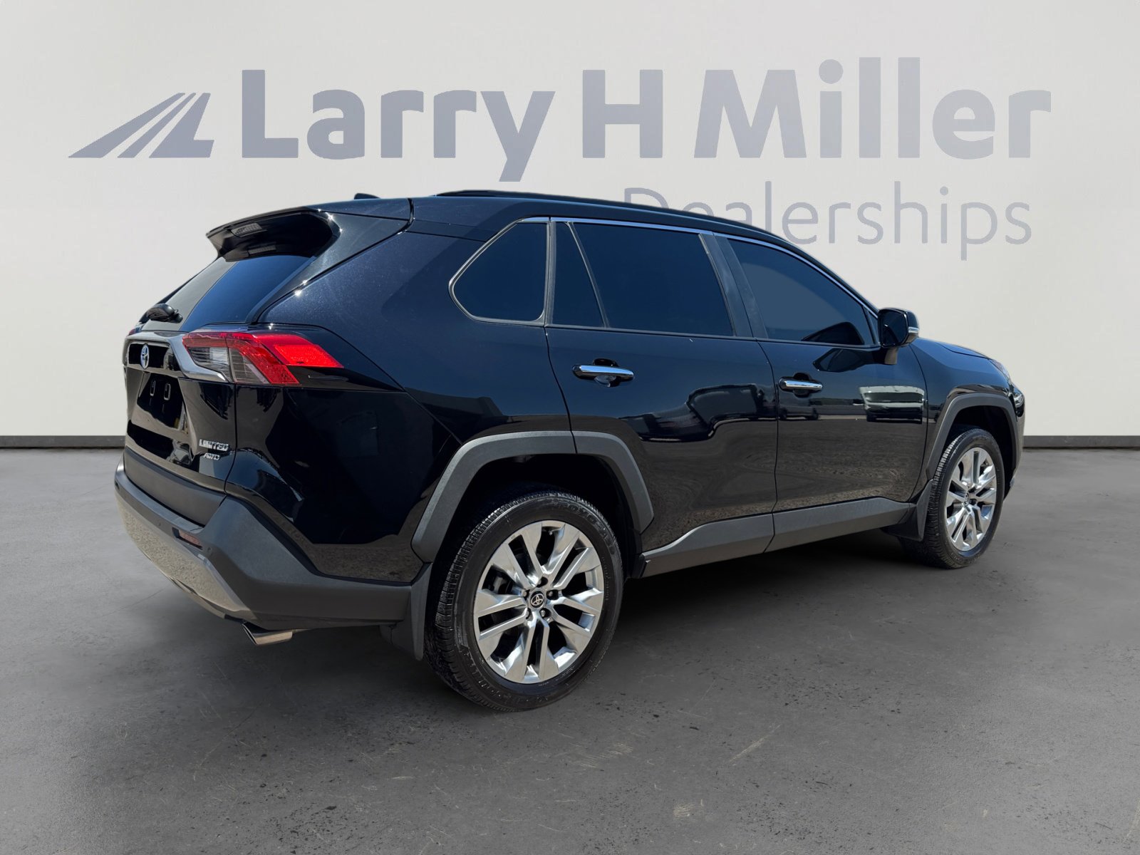 Used 2025 Toyota RAV4 Limited w/ Advanced Technology Package AWD/4WD image 5