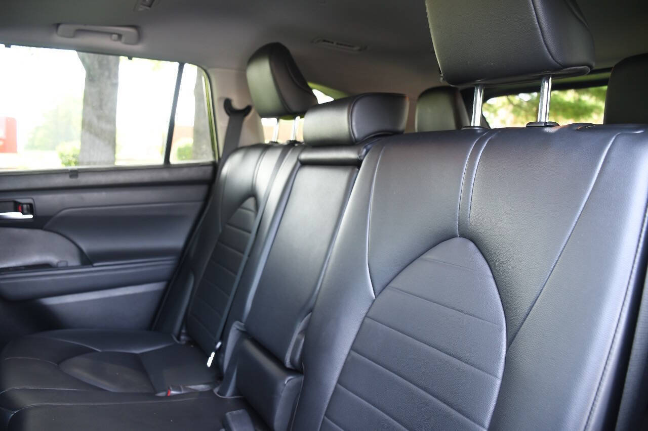 Used 2022 Toyota Highlander XLE AWD/4WD image 15