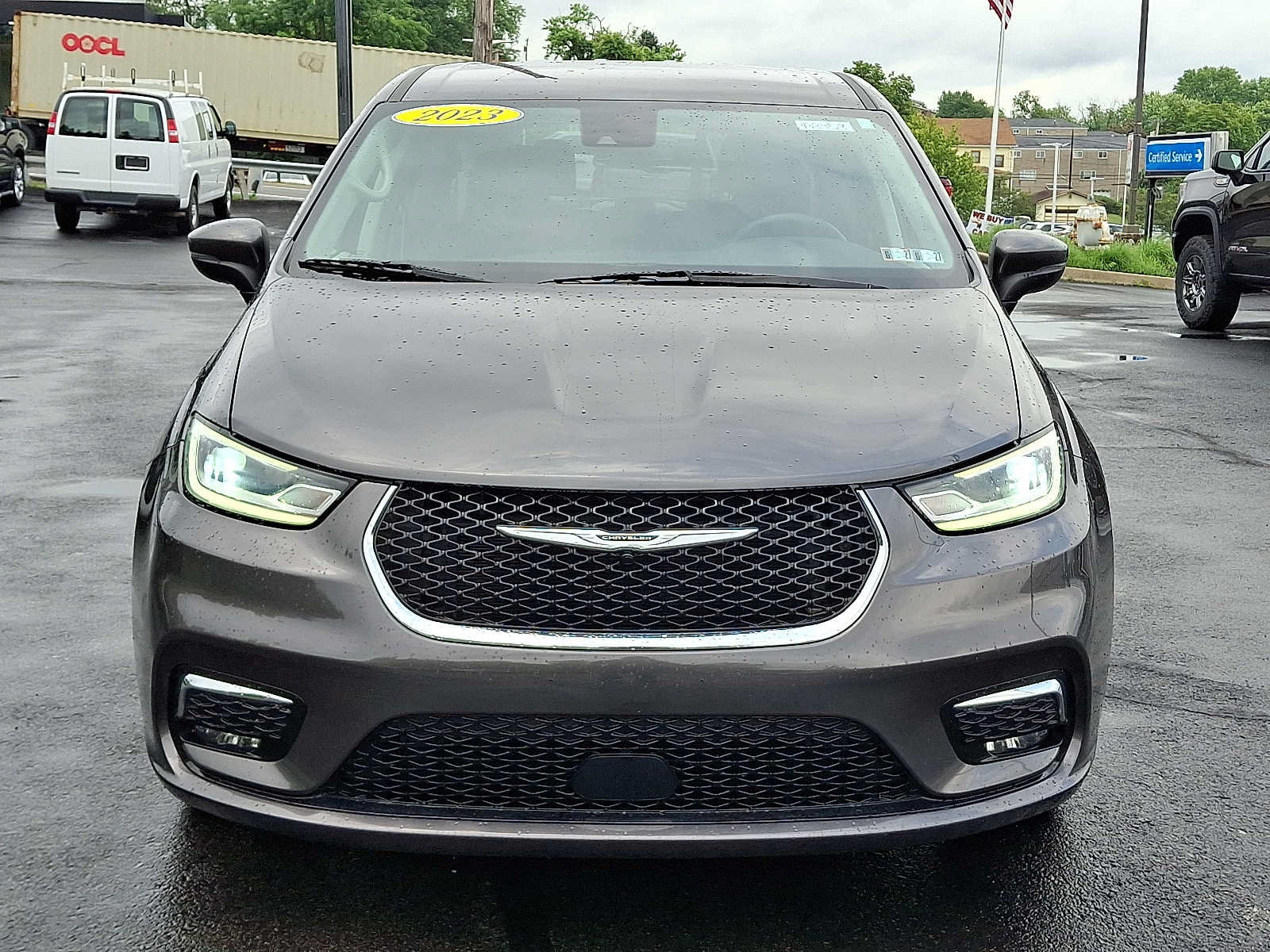 Used 2023 Chrysler Pacifica Touring-L FWD image 2
