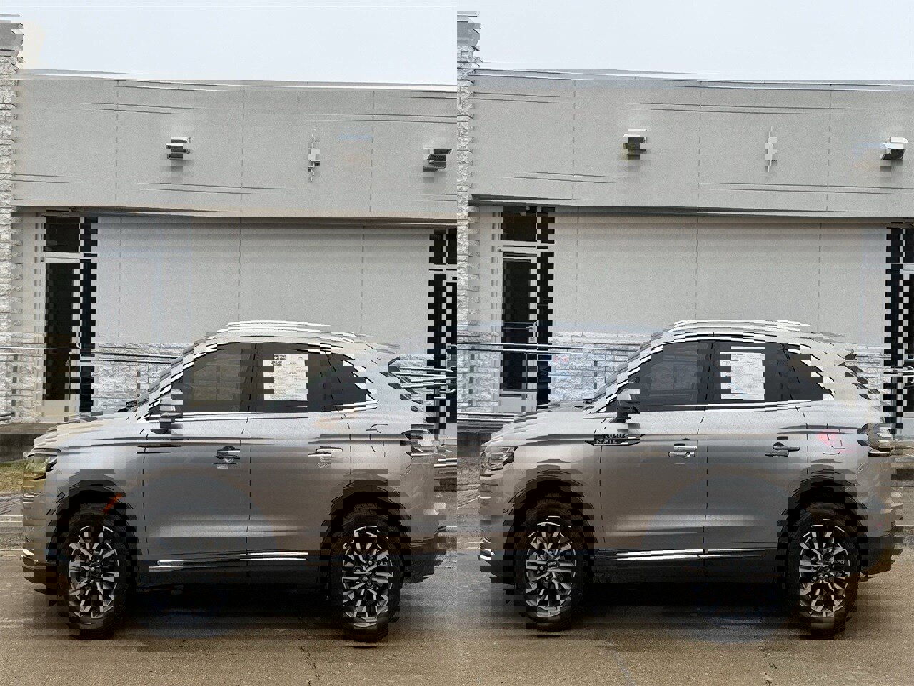 Used 2021 Lincoln Nautilus FWD image 3