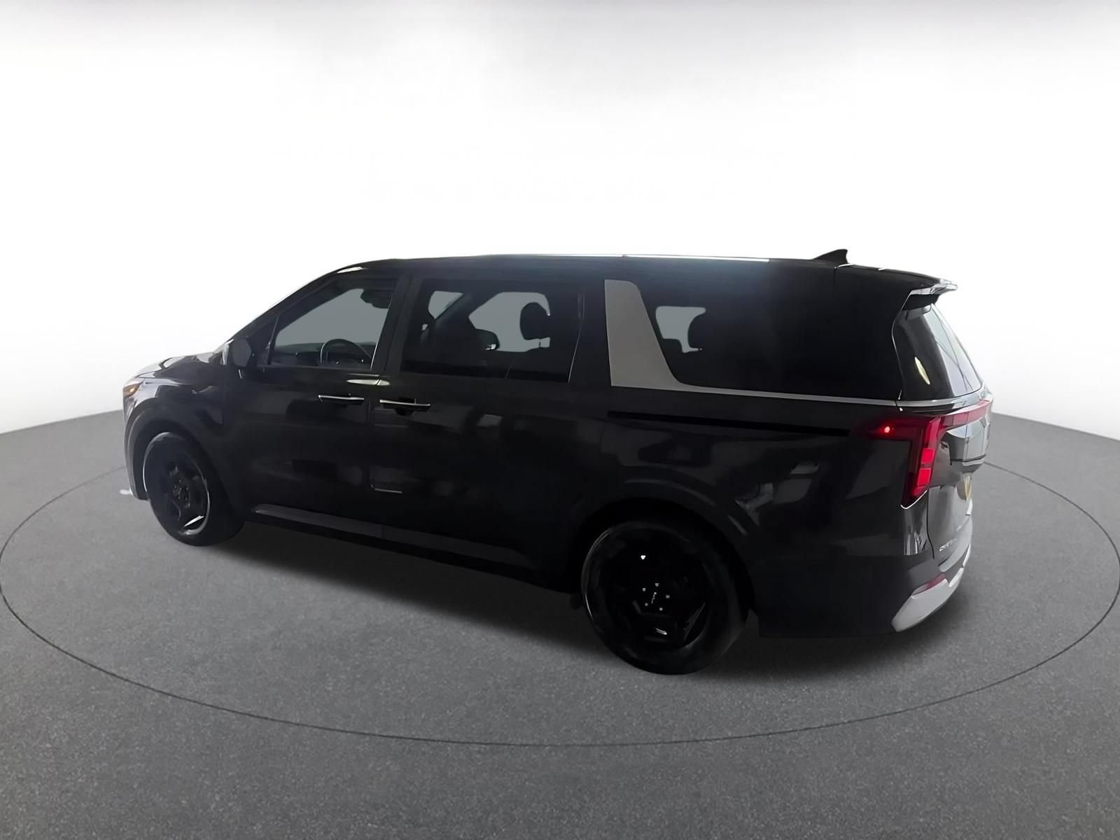 Used 2026 Kia Carnival FWD image 9