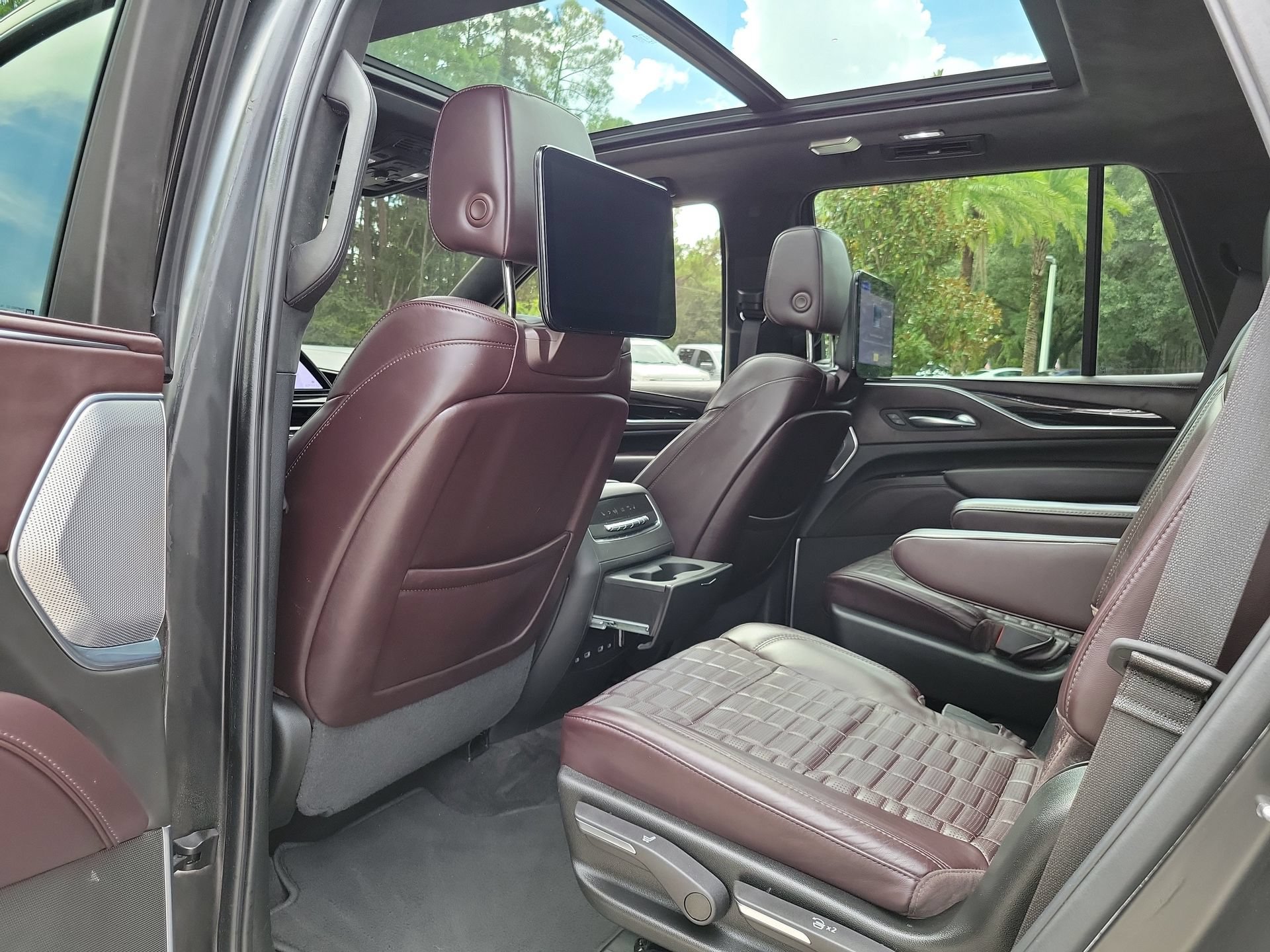 Used 2023 Cadillac Escalade Sport Platinum w/ Heavy-Duty Trailer Package AWD/4WD image 15