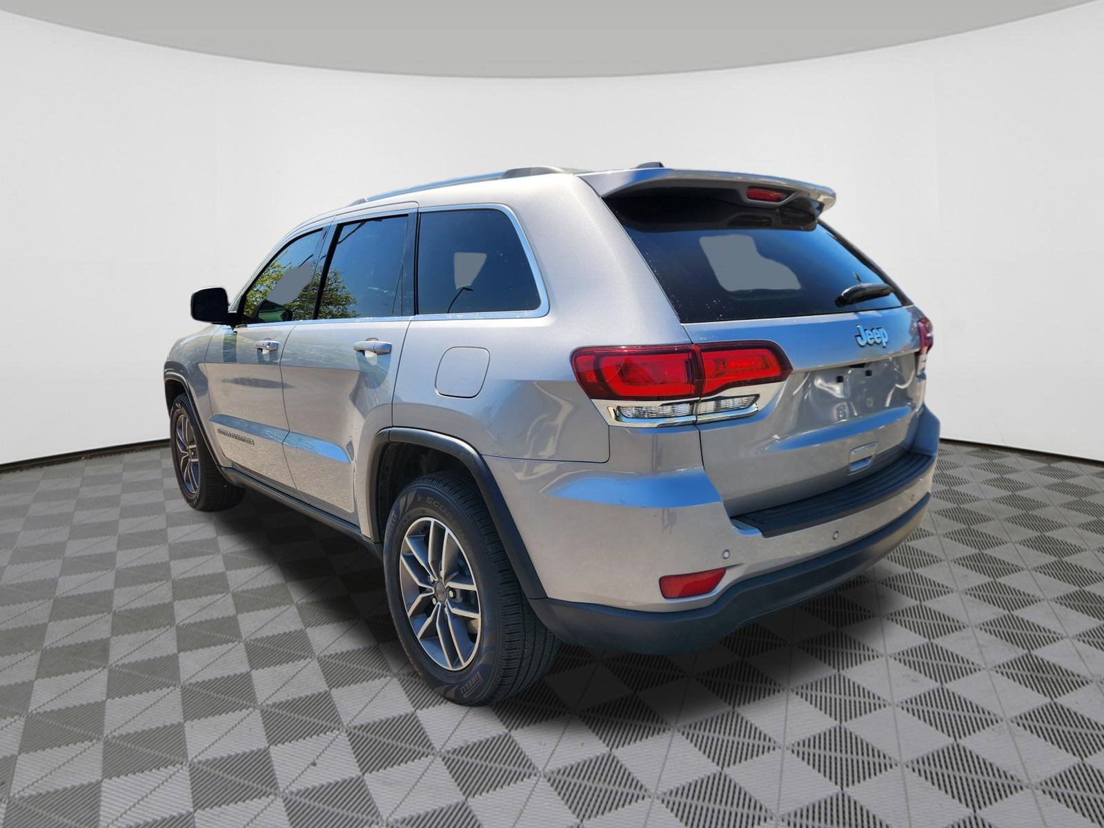 Used 2020 Jeep Grand Cherokee Laredo w/ Laredo X Package RWD image 3