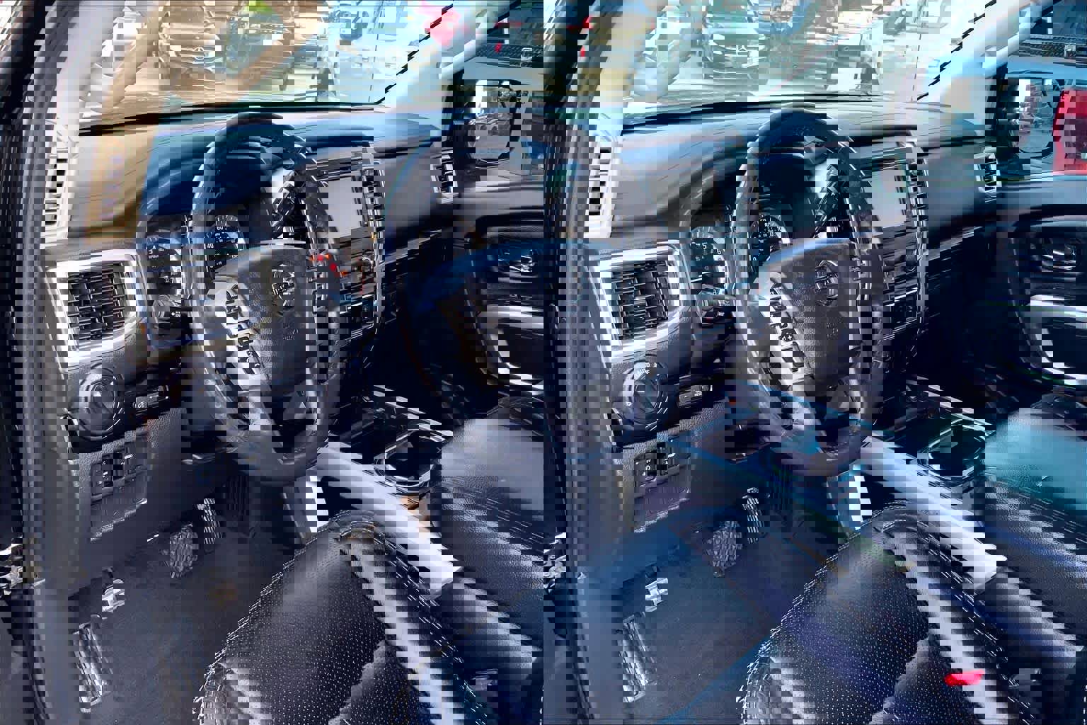 Used 2018 Nissan Titan SV w/ SV Convenience Package image 16