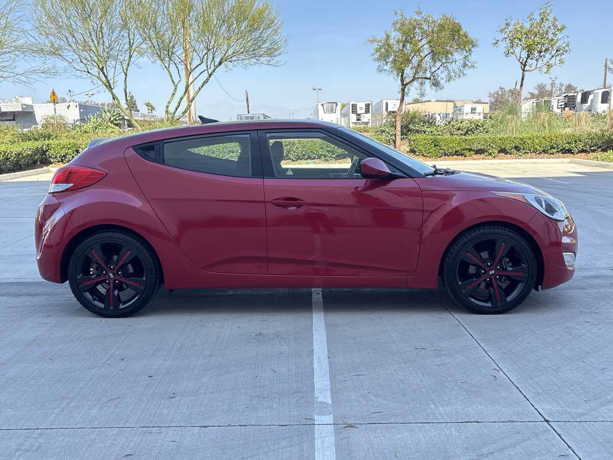 Used 2017 Hyundai Veloster Value Edition FWD image 2