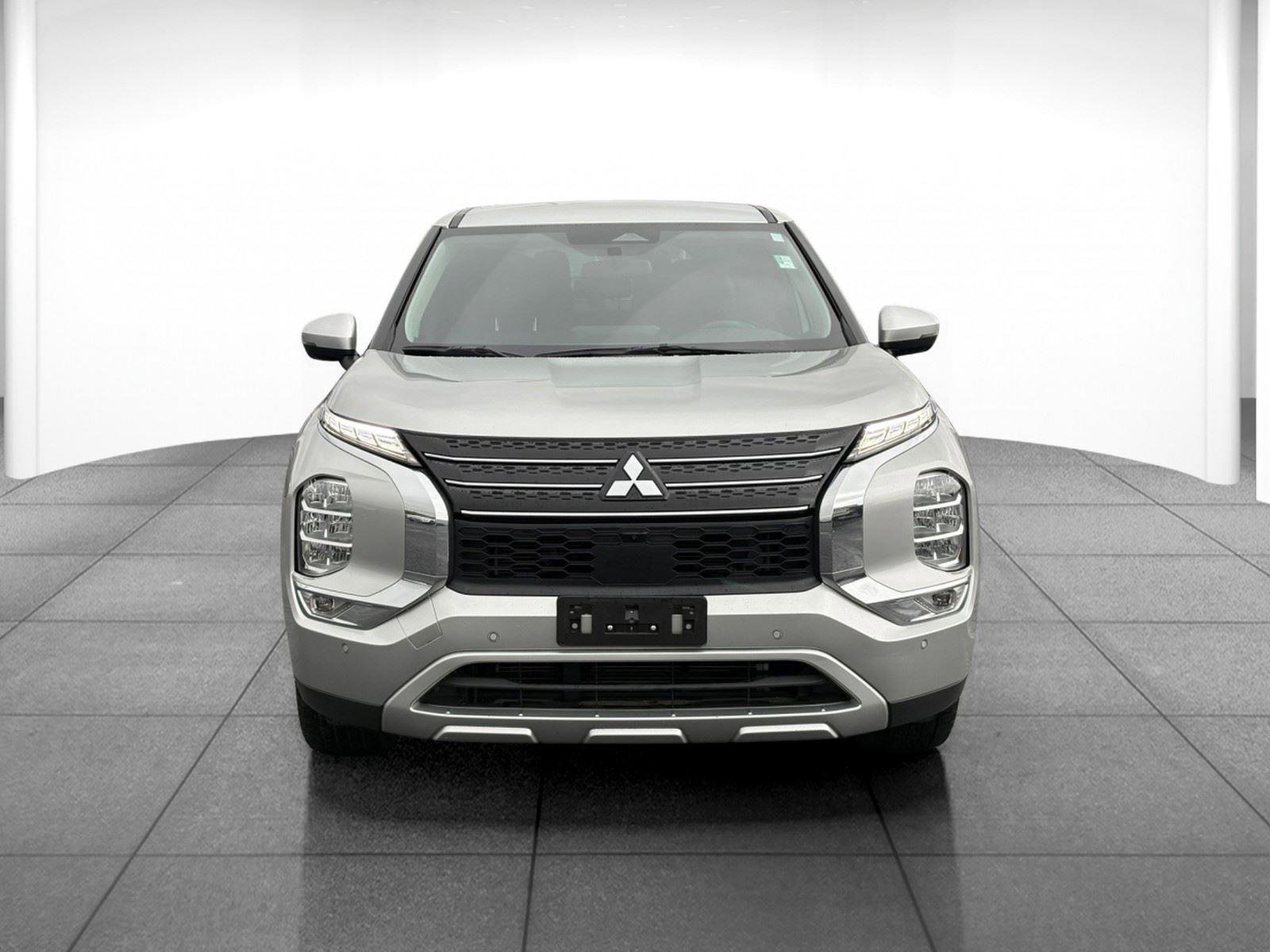 Used 2024 Mitsubishi Outlander SE image 2