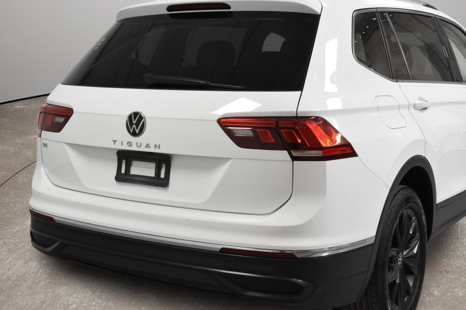 Used 2024 Volkswagen Tiguan SE FWD image 3