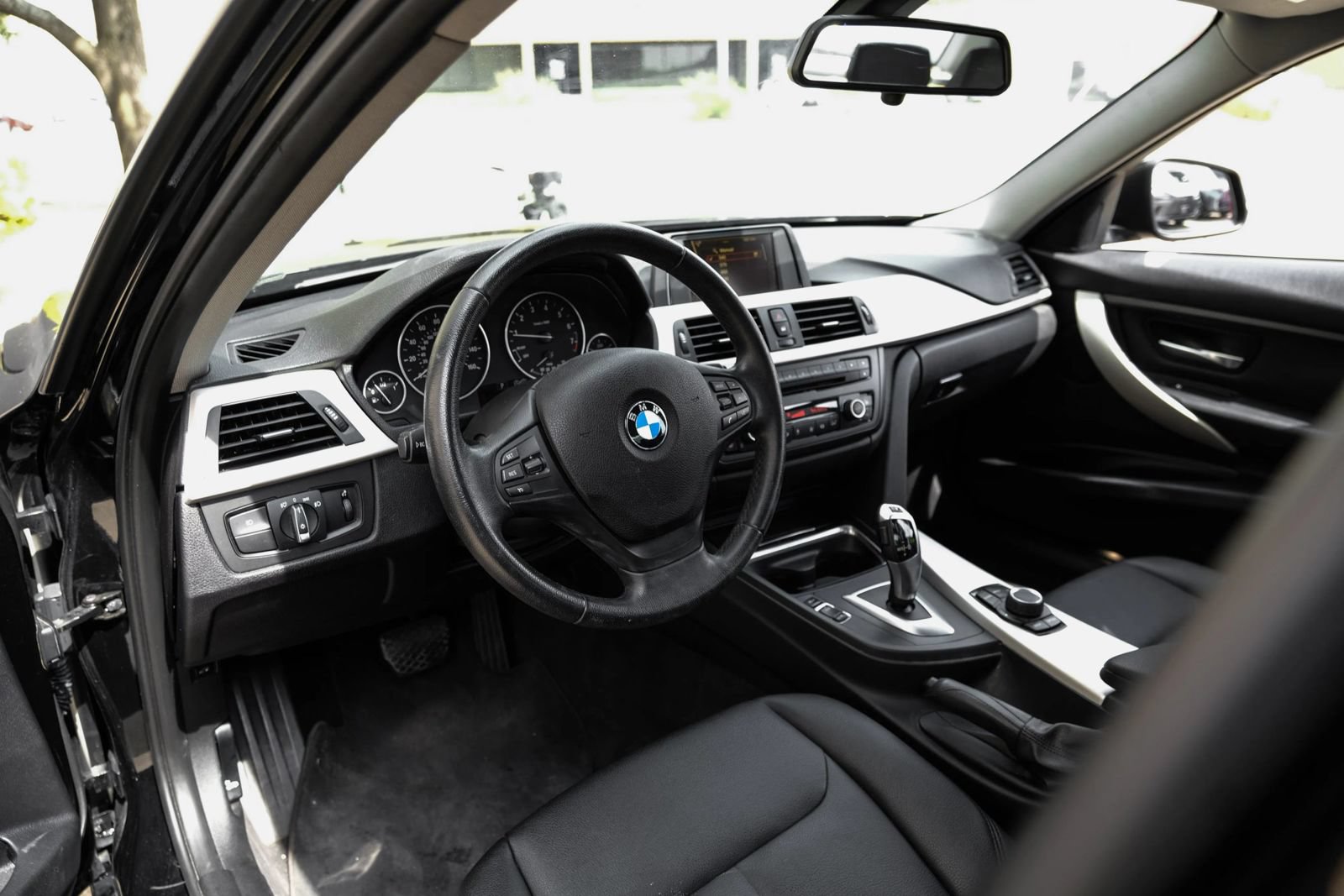Used 2014 BMW 320i xDrive Sedan AWD/4WD image 2
