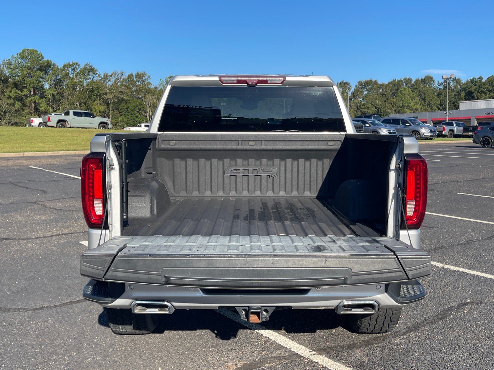 Used 2022 GMC Sierra 1500 AT4 w/ Technology Package AWD/4WD image 16