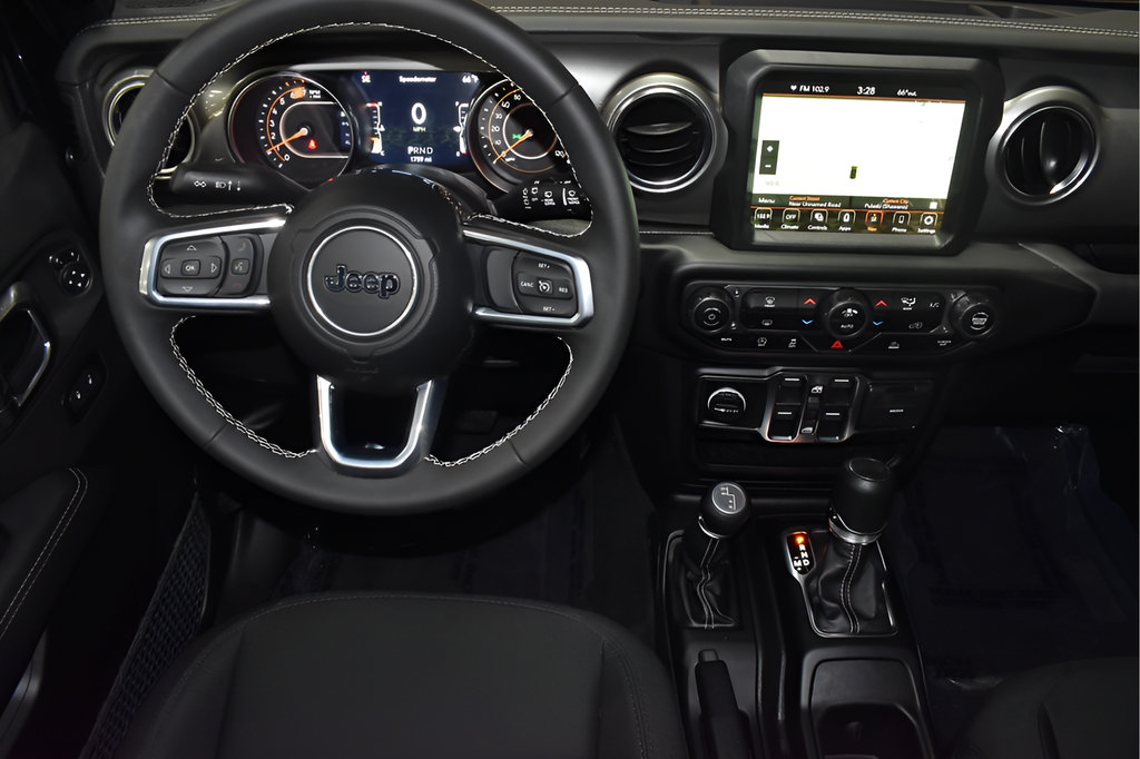 Used 2023 Jeep Wrangler Unlimited Sahara AWD/4WD image 28