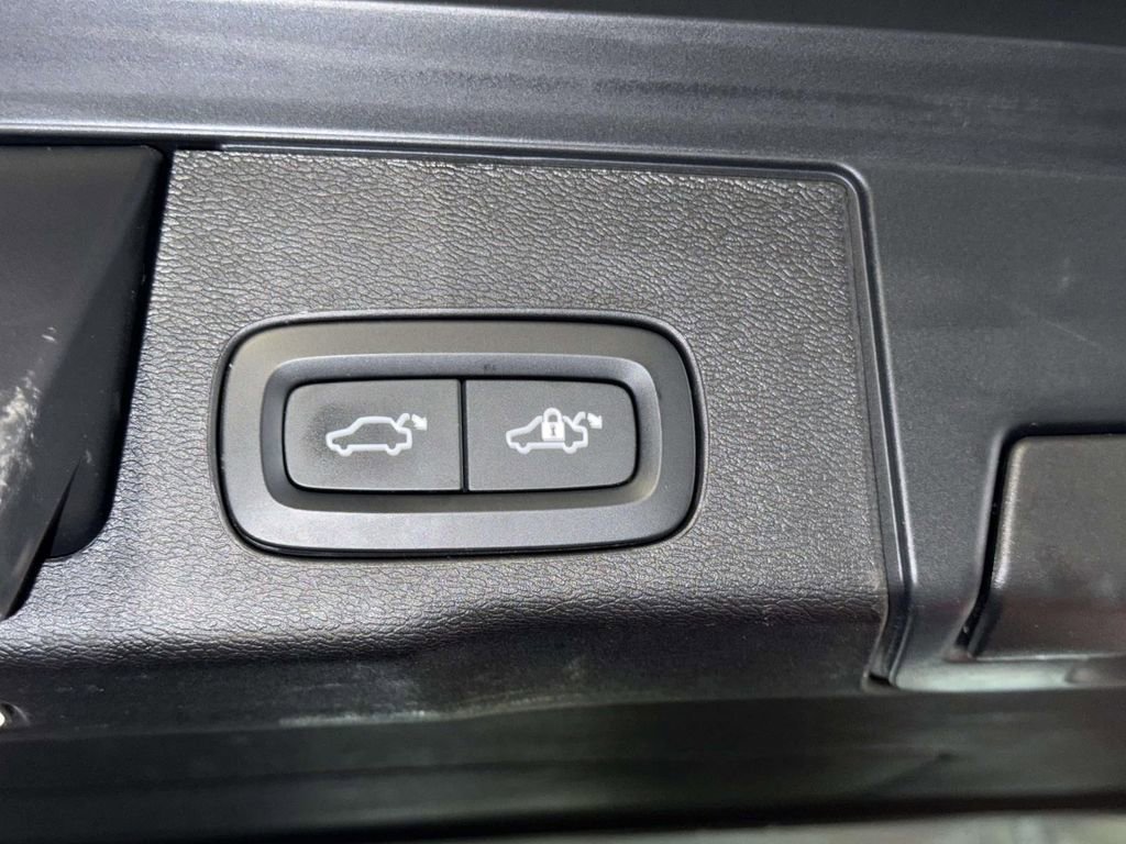 Used 2023 Volvo XC60 B5 Plus AWD/4WD image 18