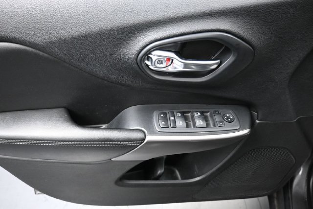 Used 2019 Jeep Cherokee Latitude Plus FWD image 13