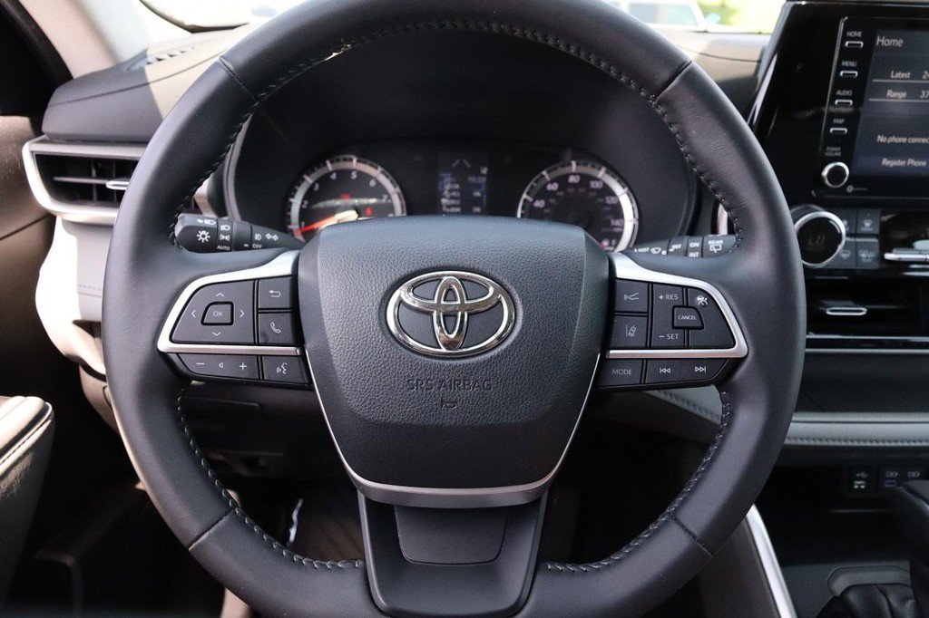 Used 2022 Toyota Highlander LE AWD/4WD image 12