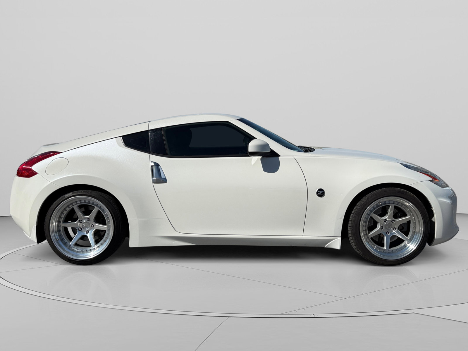 Used 2017 Nissan 370Z Coupe RWD image 6