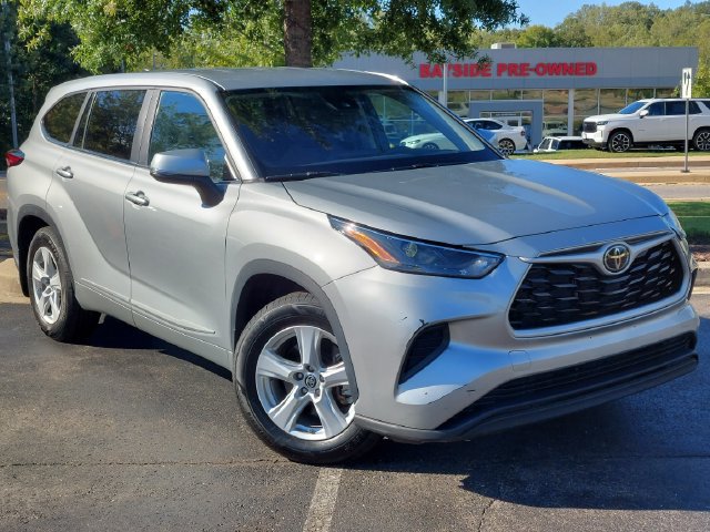 Used 2023 Toyota Highlander L FWD image 2