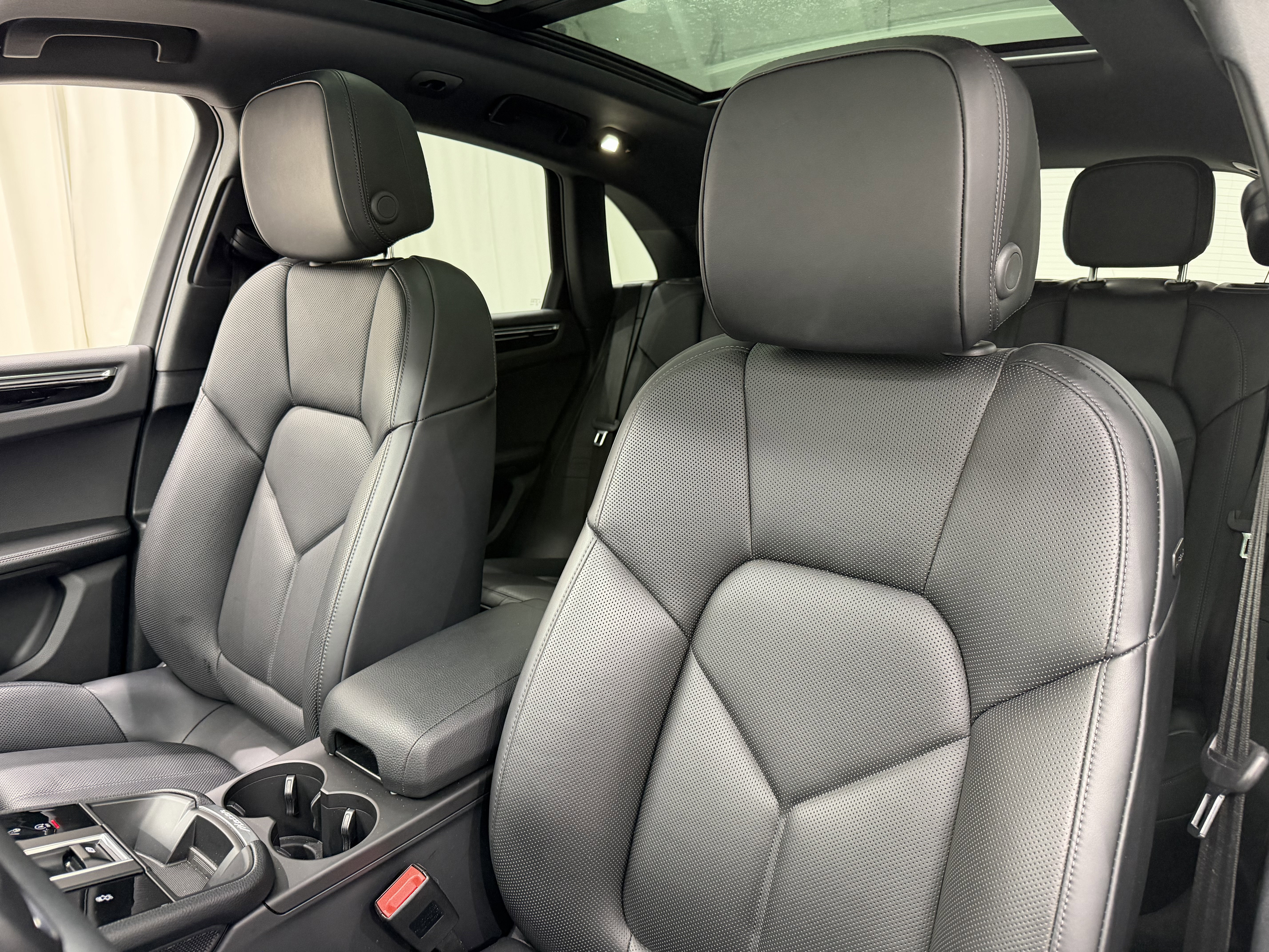 Certified 2025 Porsche Macan image 32