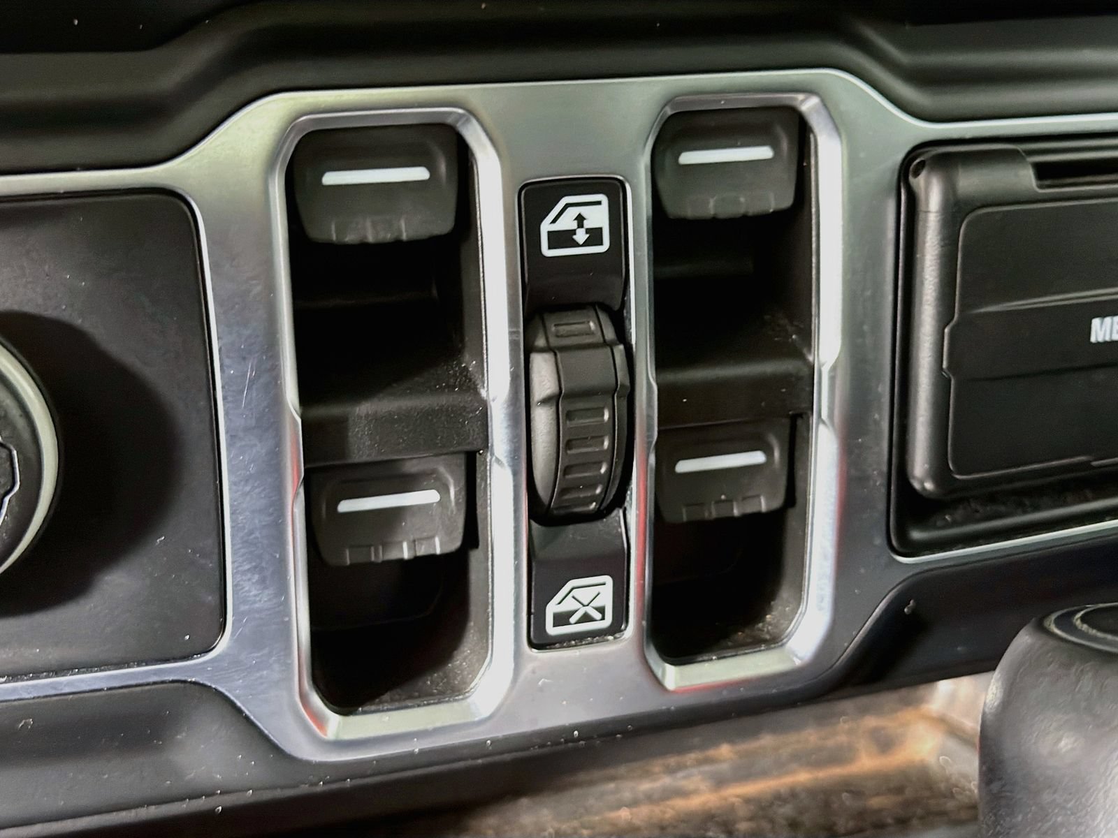 Used 2018 Jeep Wrangler Unlimited Sahara AWD/4WD image 17