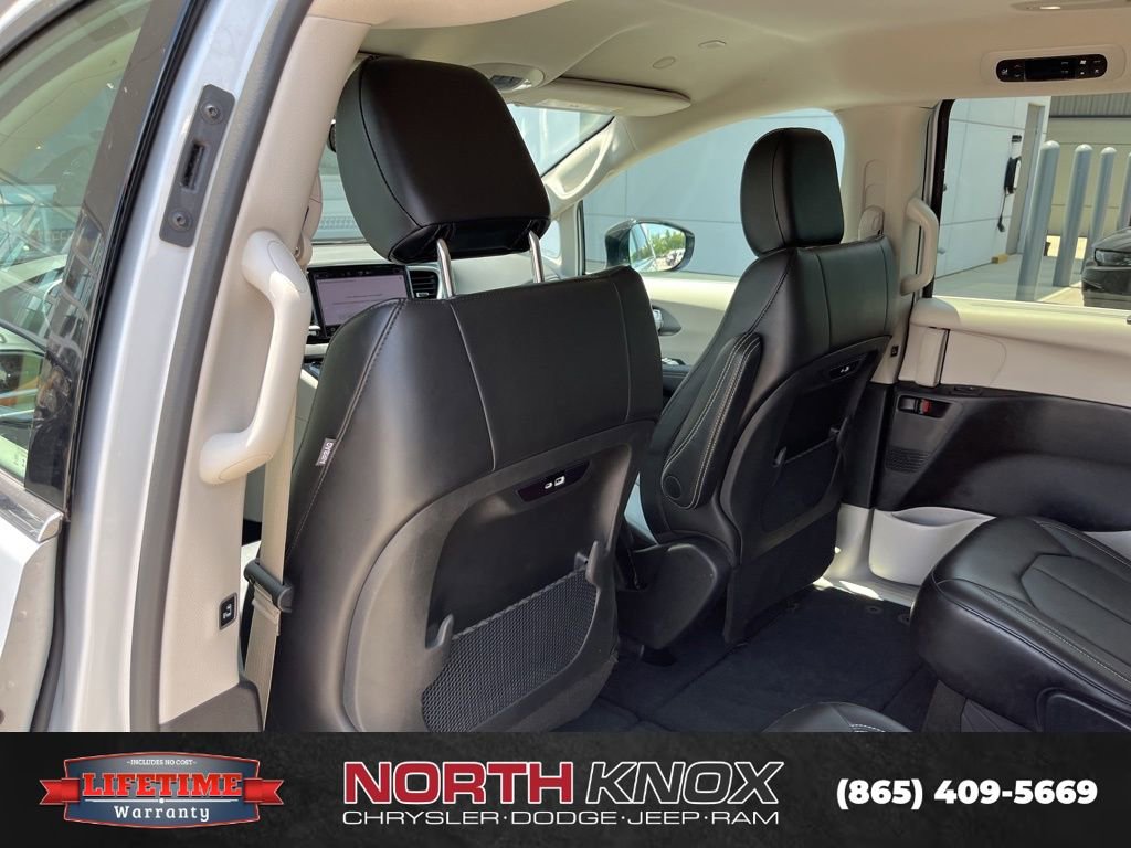 Used 2024 Chrysler Pacifica Touring-L image 8