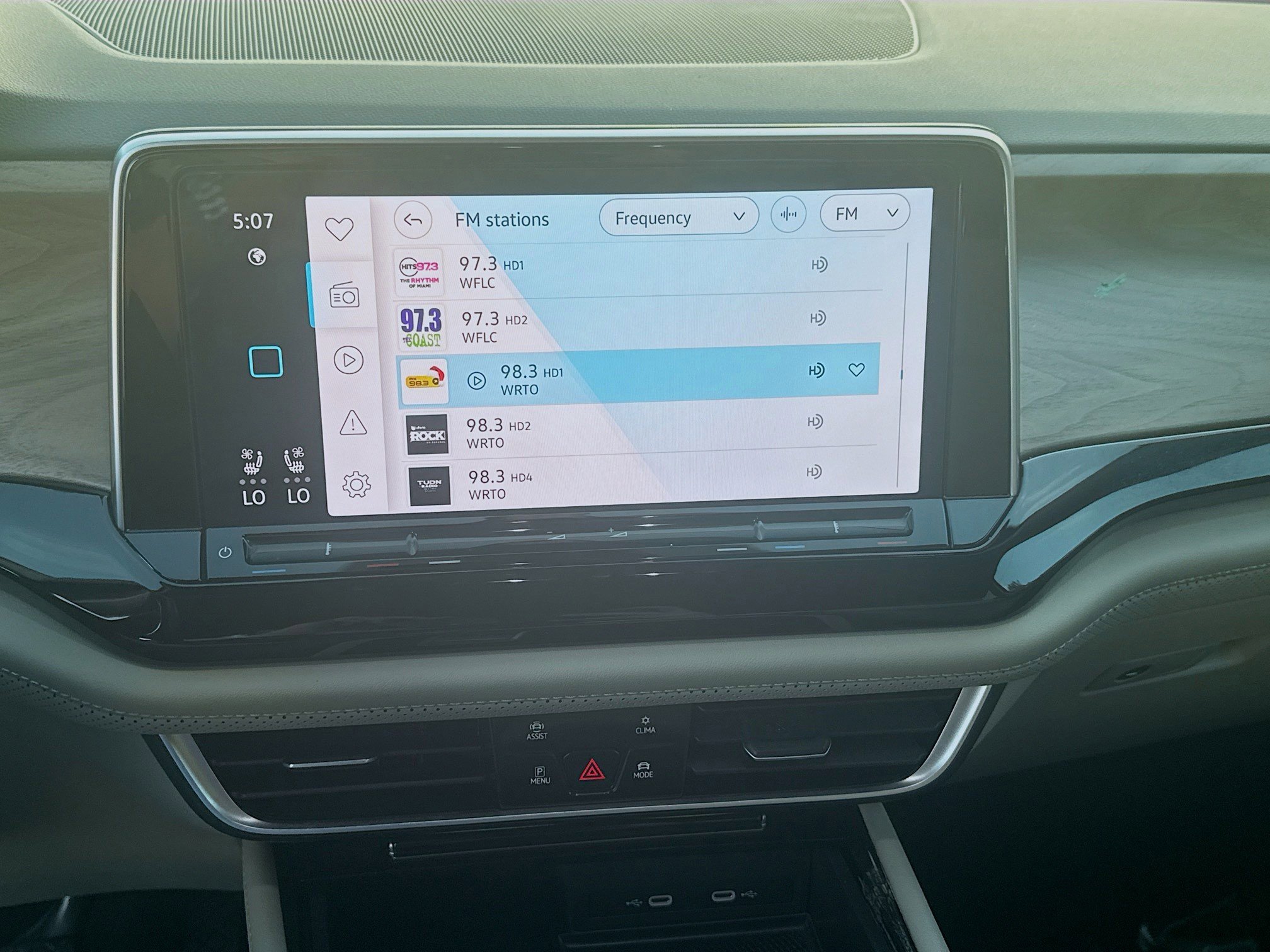 Used 2024 Volkswagen Atlas SE image 12