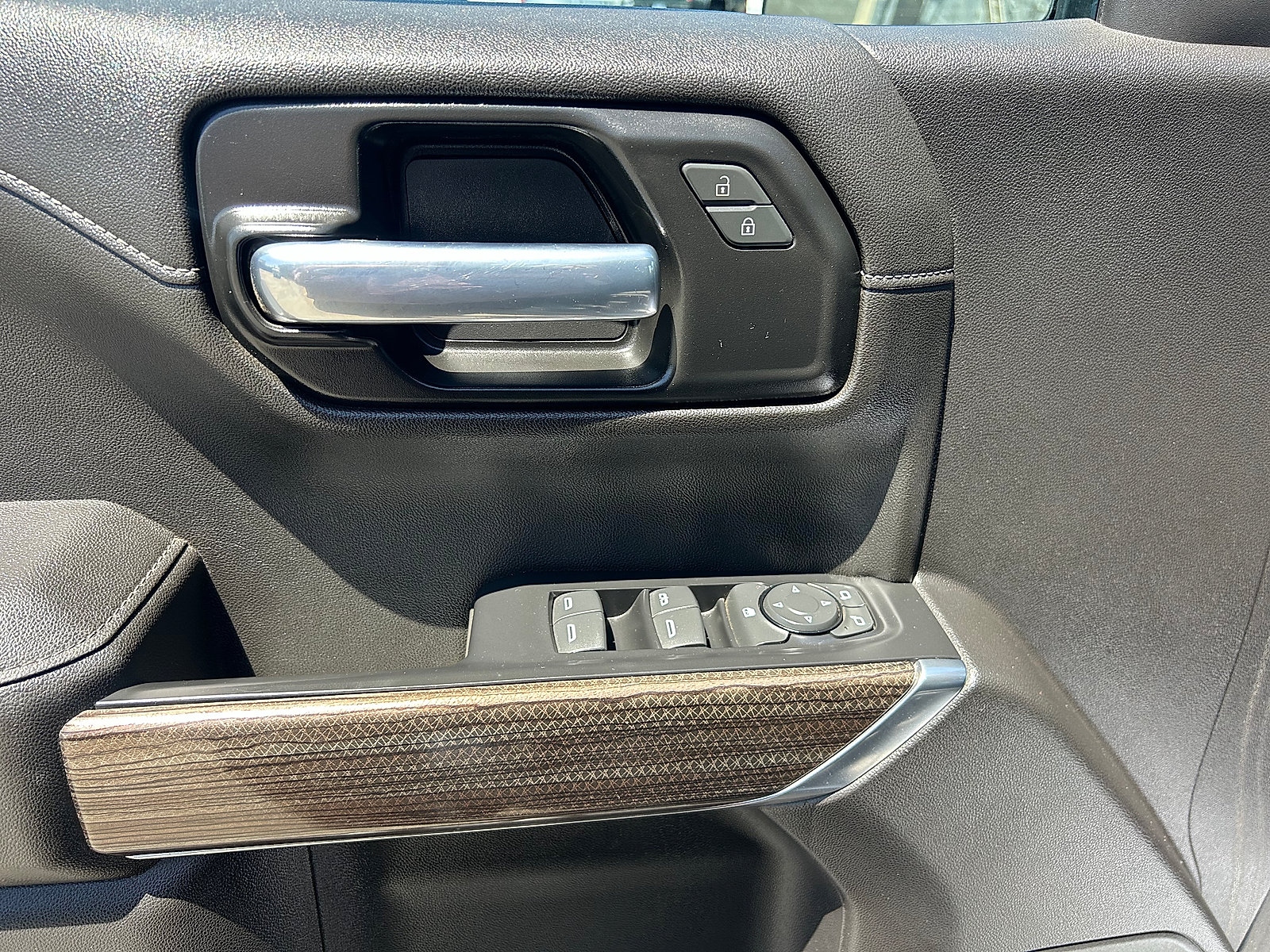 Used 2021 Chevrolet Silverado 1500 LT AWD/4WD image 11