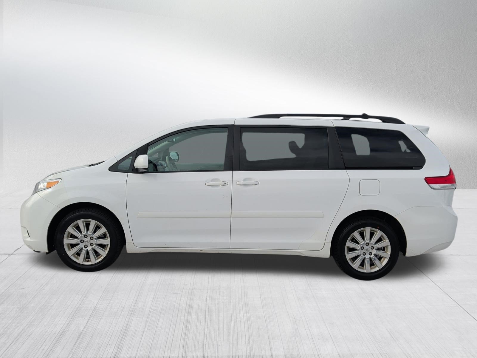 Used 2013 Toyota Sienna LE w/ Towing Pkg AWD/4WD image 4