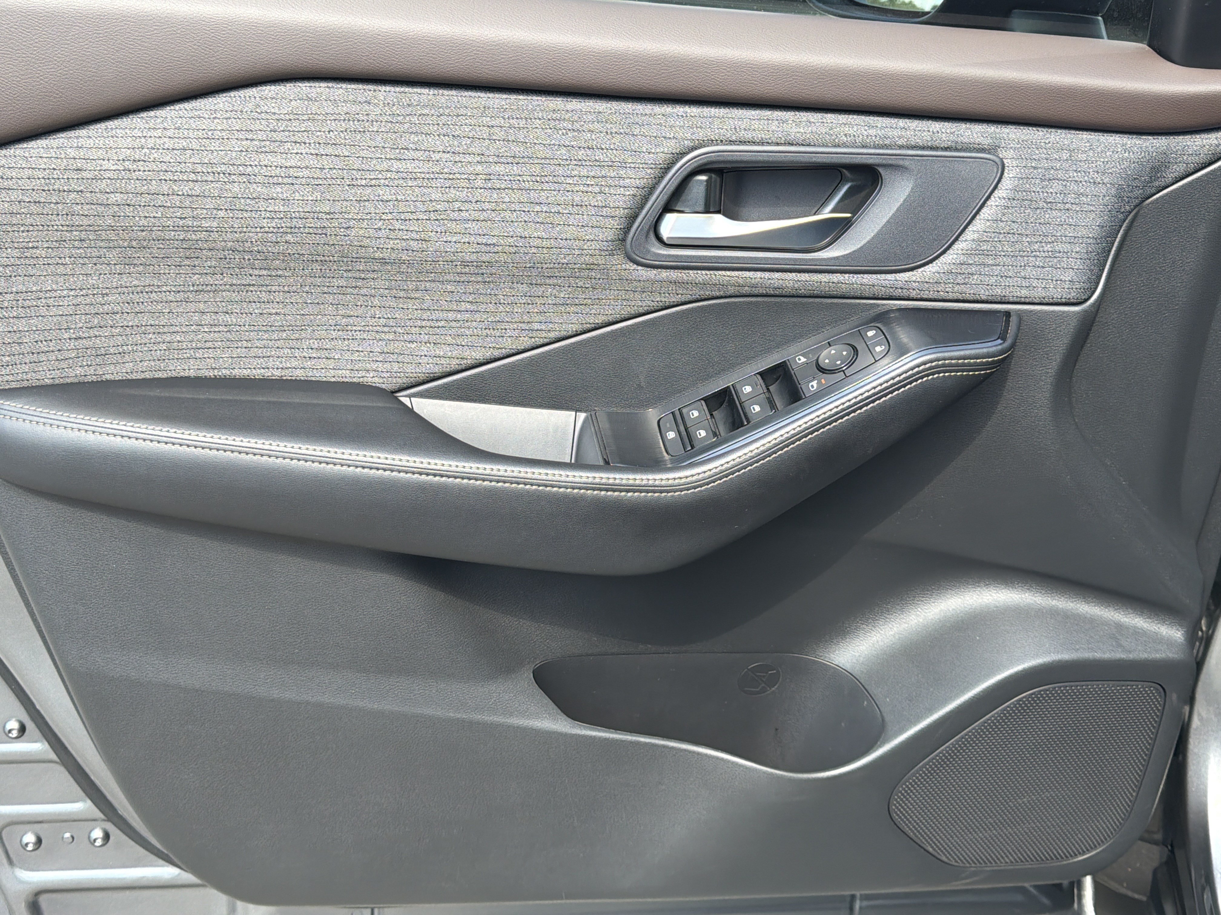 Used 2023 Nissan Rogue SV FWD image 10