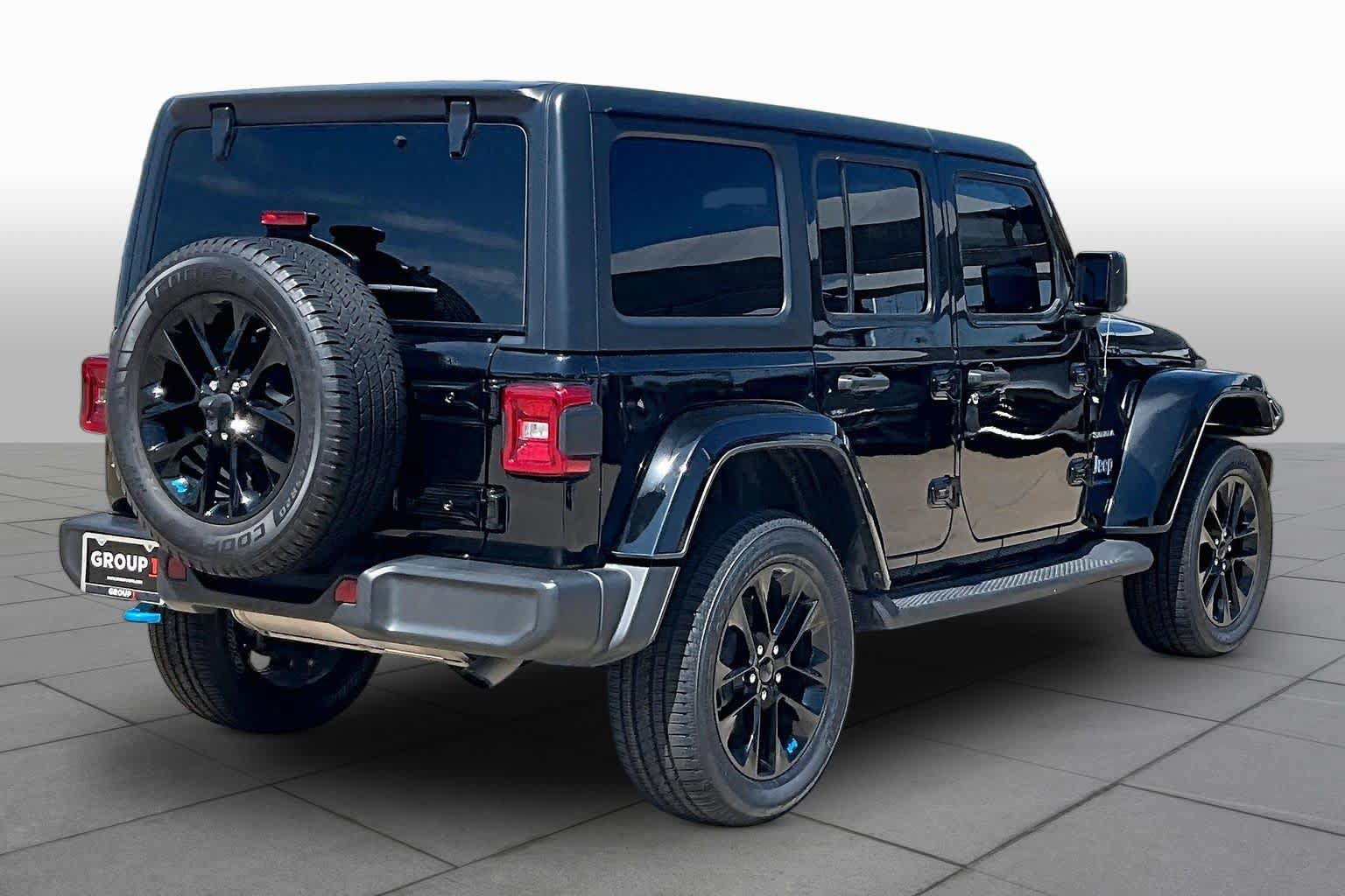 Used 2023 Jeep Wrangler Unlimited Sahara w/ Cold Weather Group AWD/4WD image 12