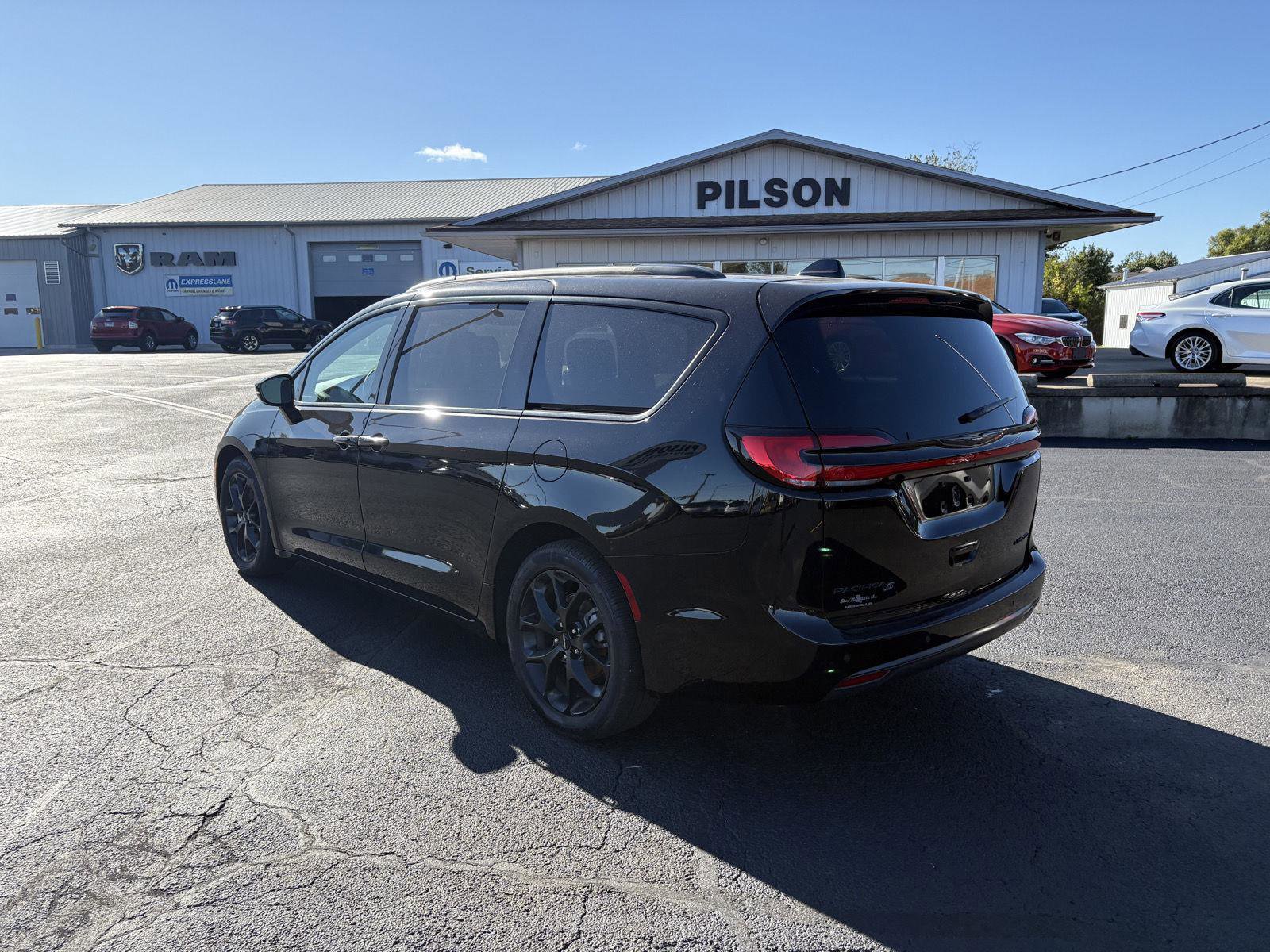 Used 2025 Chrysler Pacifica Limited image 25