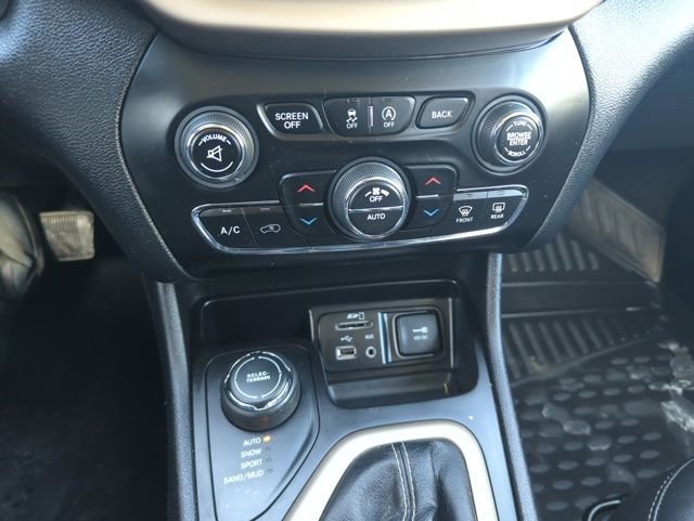 Used 2018 Jeep Cherokee Limited image 23