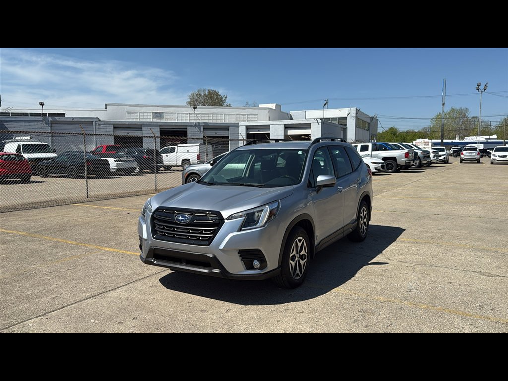 Used 2023 Subaru Forester Premium image 2