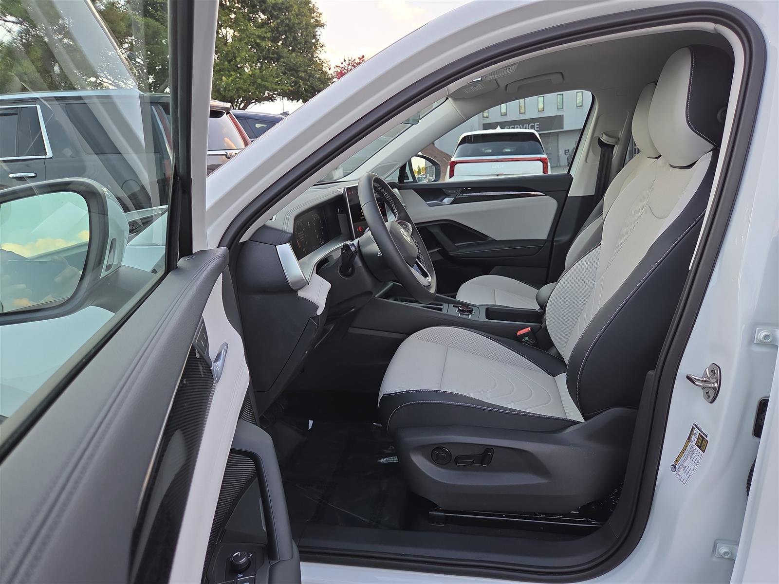 New 2025 Volkswagen Tiguan SE image 16