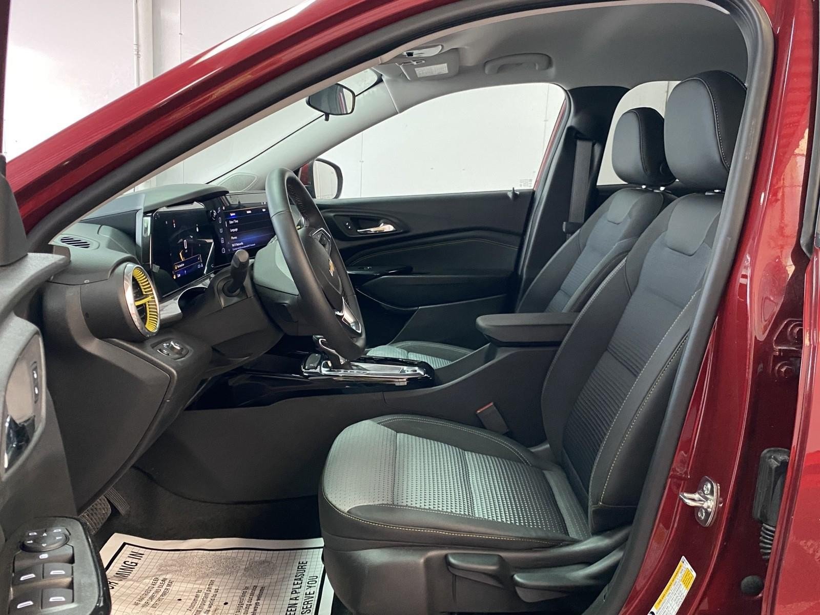 Used 2025 Chevrolet Trax LT w/ Driver Confidence Package FWD image 20
