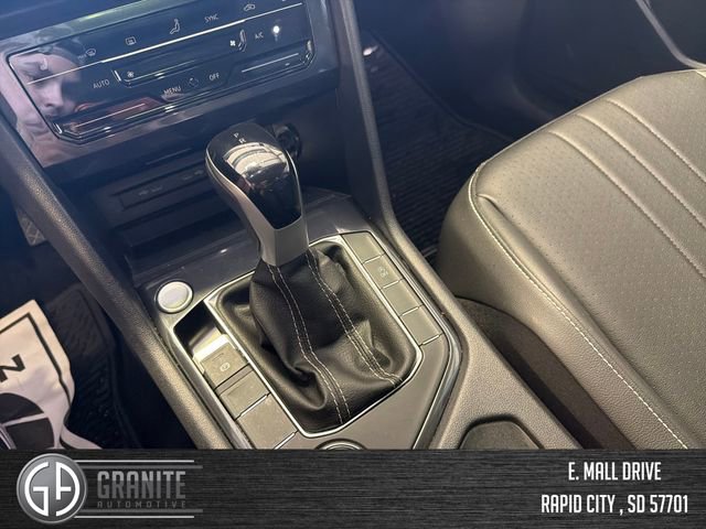 Used 2024 Volkswagen Tiguan SE w/ Panoramic Sunroof Package image 24