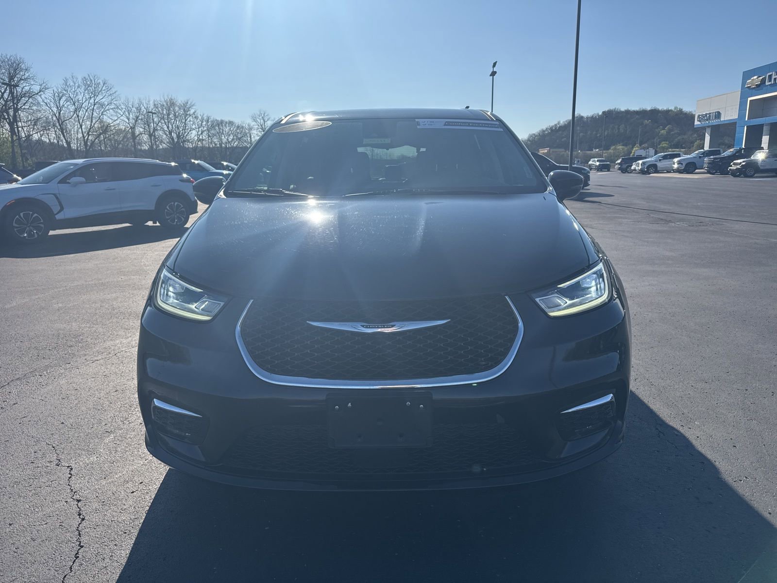 Used 2024 Chrysler Pacifica Select image 2