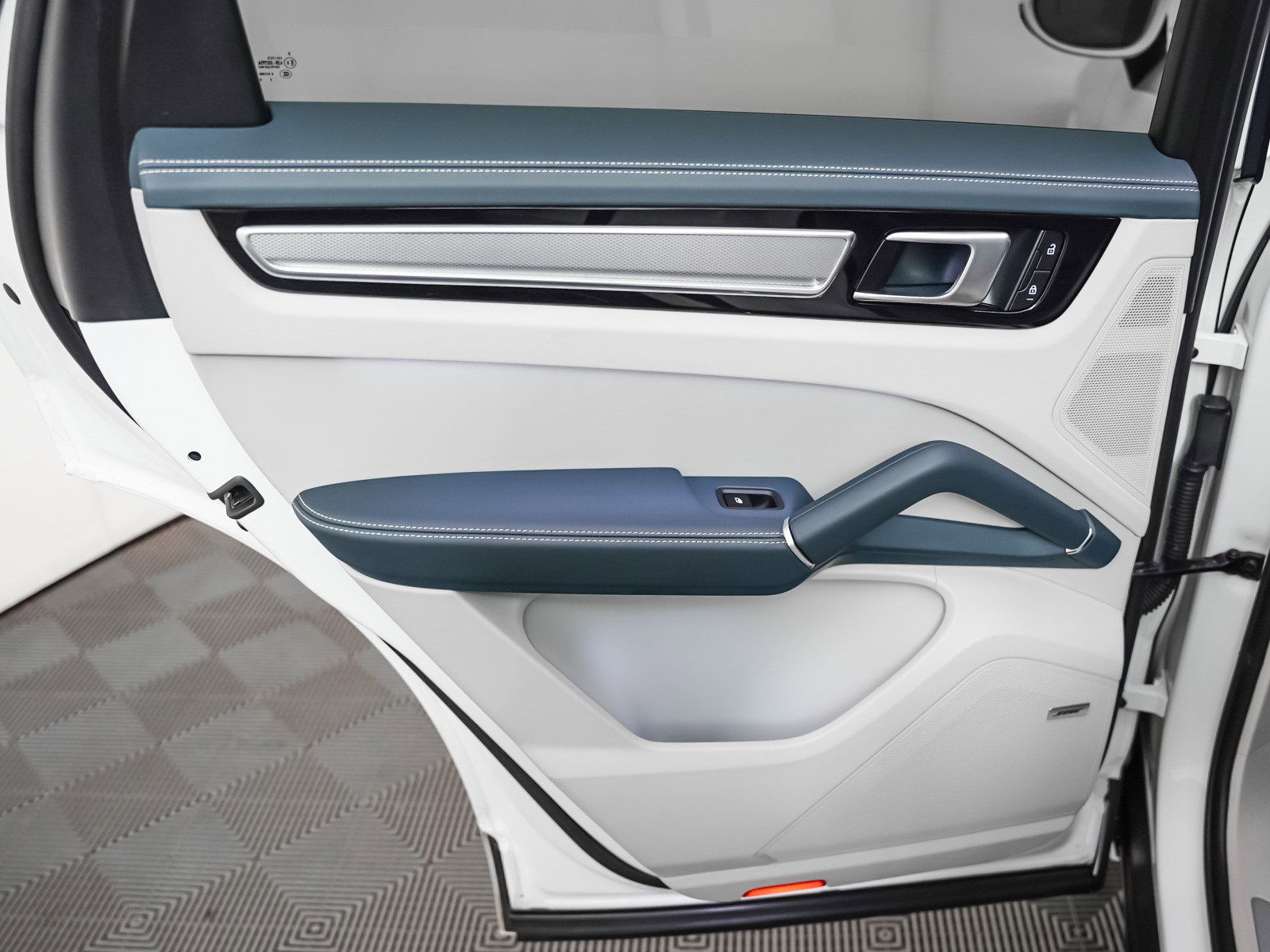 Used 2023 Porsche Cayenne Platinum Edition image 27