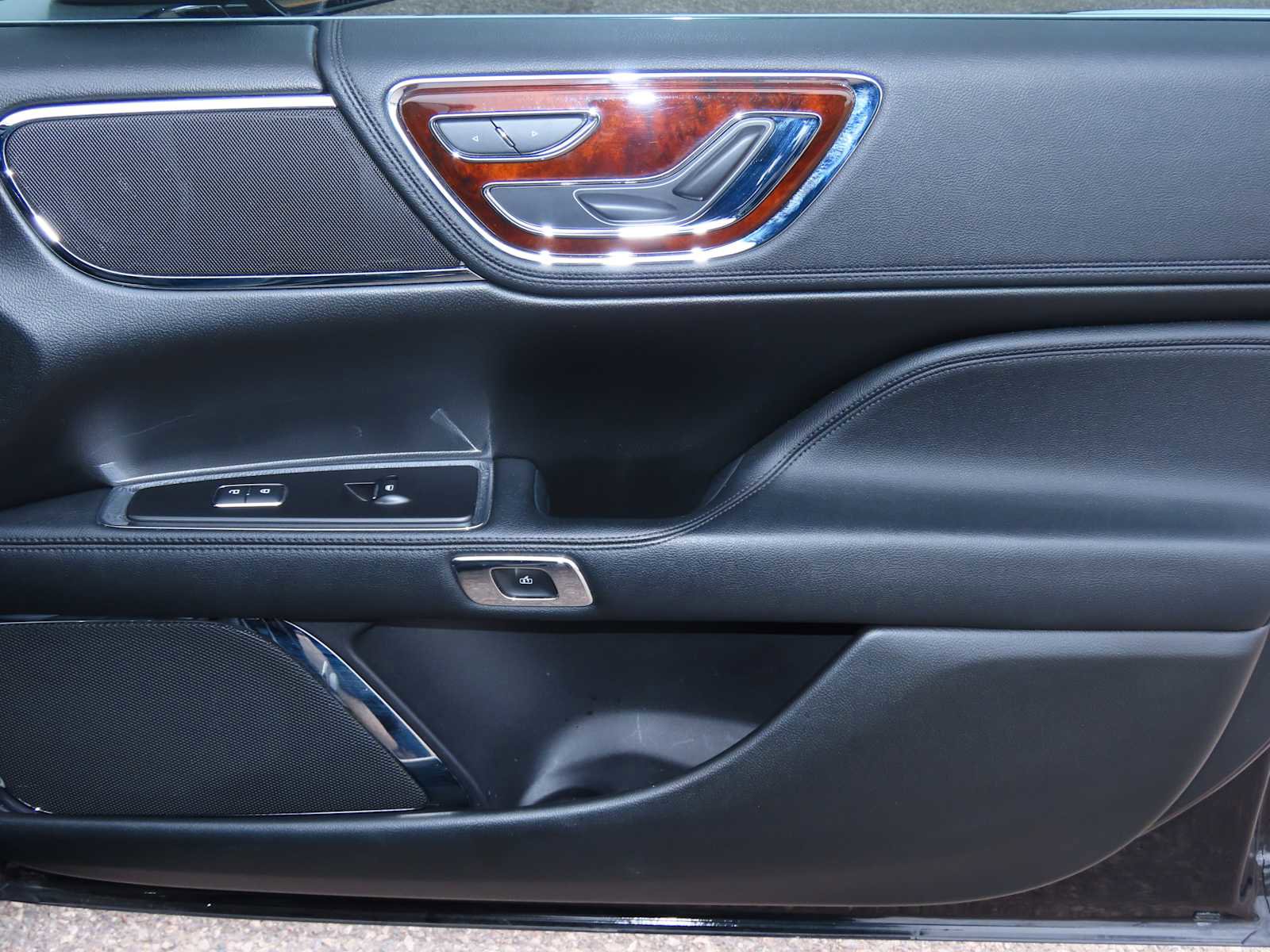 Used 2019 Lincoln Continental Select image 21