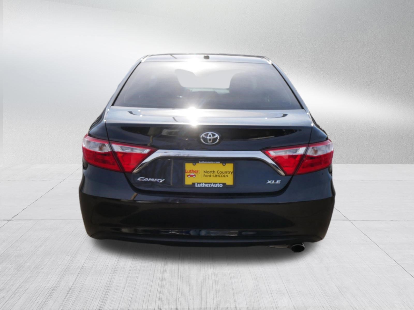 Used 2015 Toyota Camry XLE w/ Moonroof Package image 6