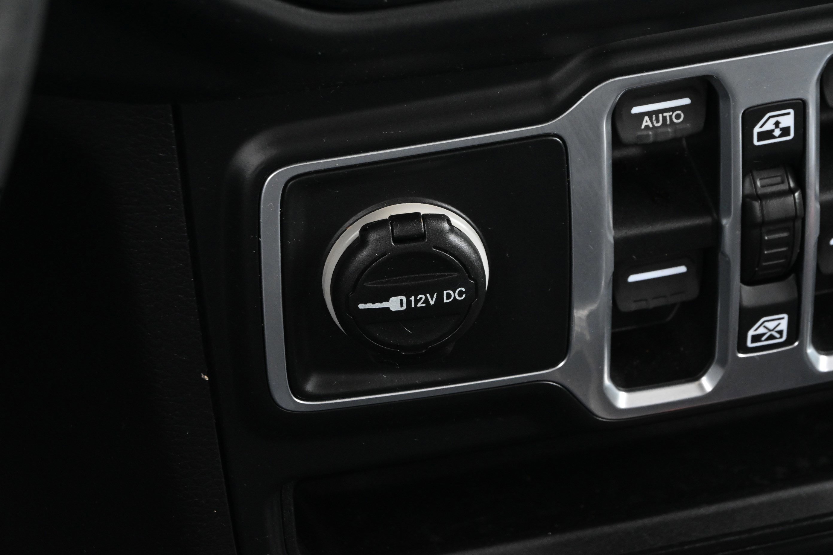 Used 2018 Jeep Wrangler Unlimited Sahara AWD/4WD image 34