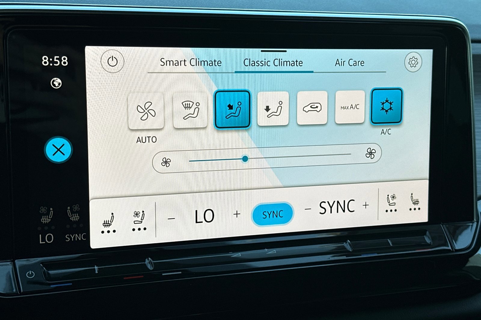 Used 2025 Volkswagen Atlas Cross Sport SE image 20