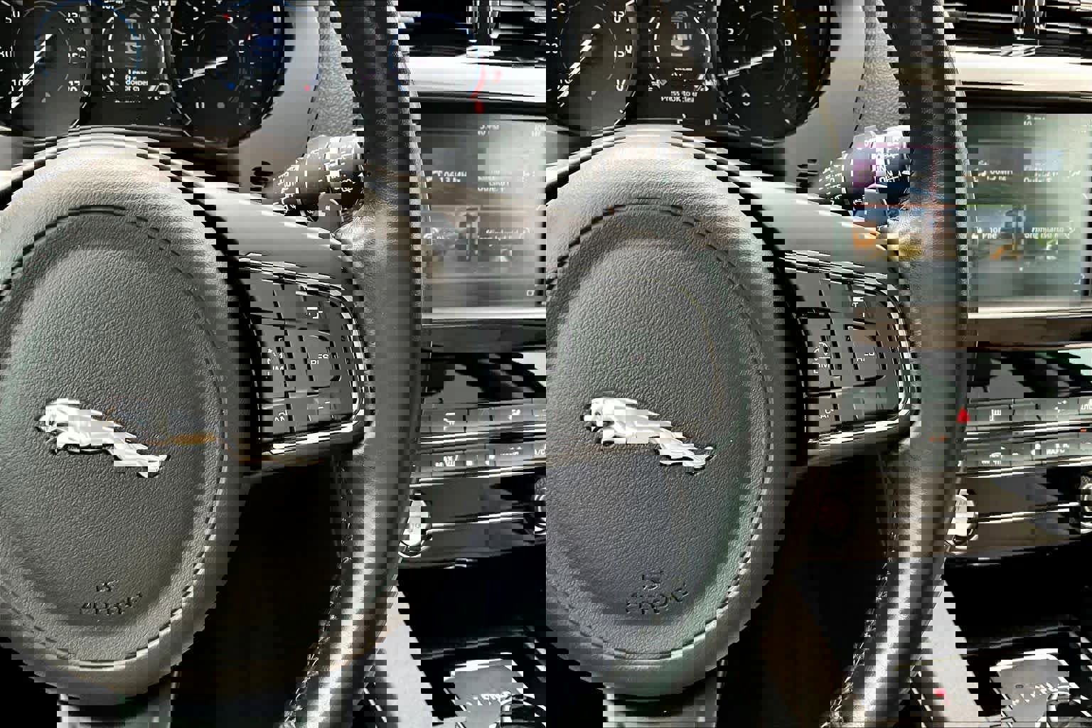 Used 2018 Jaguar F-PACE Premium image 24