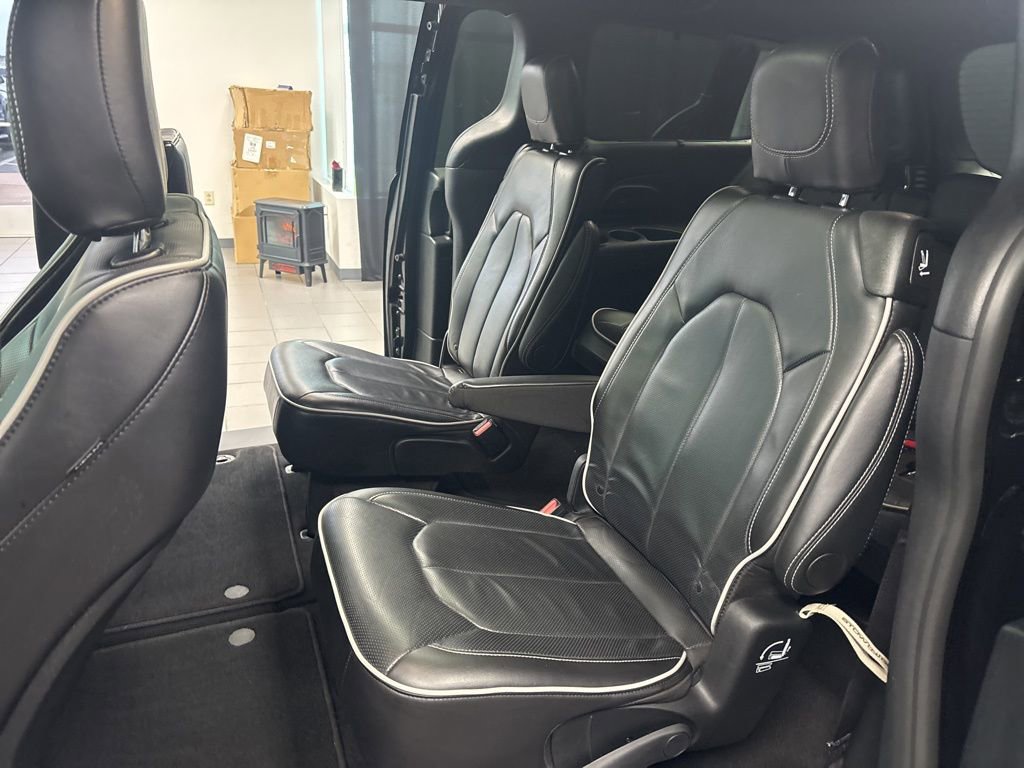 Used 2025 Chrysler Pacifica Limited image 28