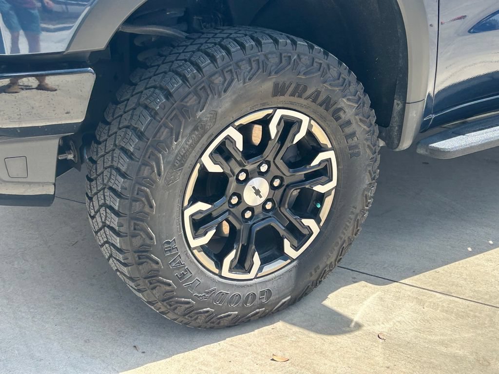 Used 2023 Chevrolet Silverado 1500 ZR2 AWD/4WD image 9