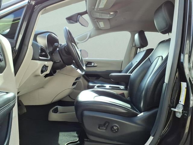 Used 2023 Chrysler Pacifica Touring-L image 13