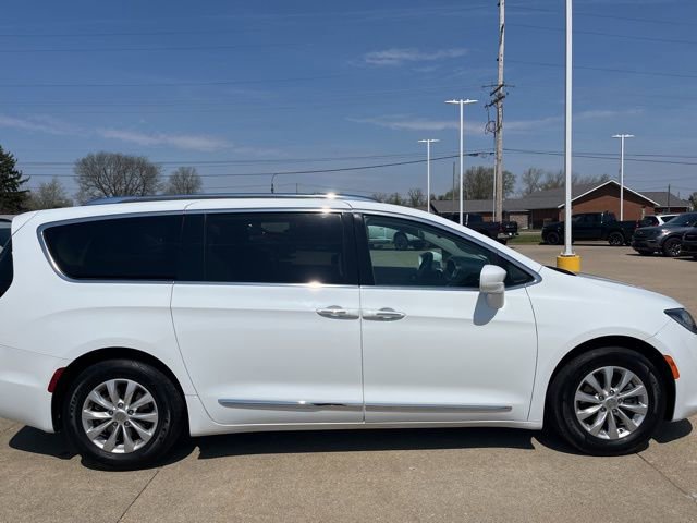 Used 2018 Chrysler Pacifica Touring-L Plus image 4