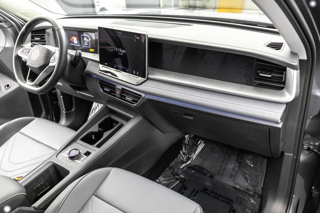 Used 2025 Volkswagen Tiguan SE image 29